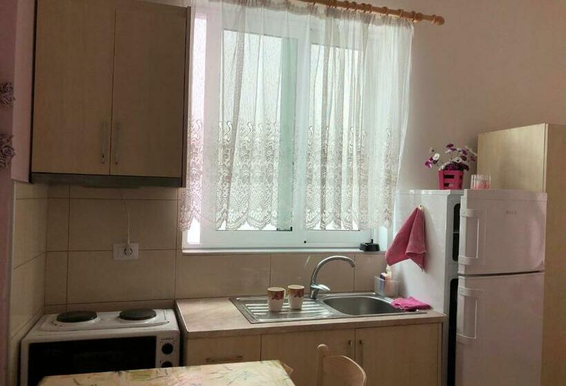 اتاق استاندارد چهارنفره با بالکن, Villa Xhelili