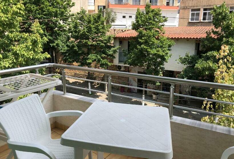 اتاق استاندارد چهارنفره با بالکن, Villa Xhelili