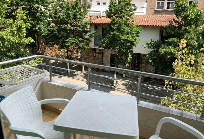 اتاق استاندارد چهارنفره با بالکن, Villa Xhelili