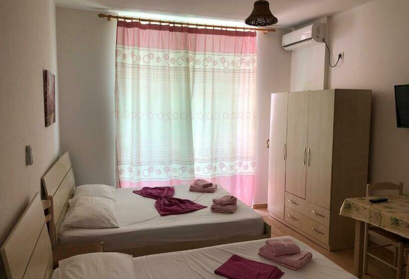 اتاق استاندارد سه تخته با بالکن, Villa Xhelili