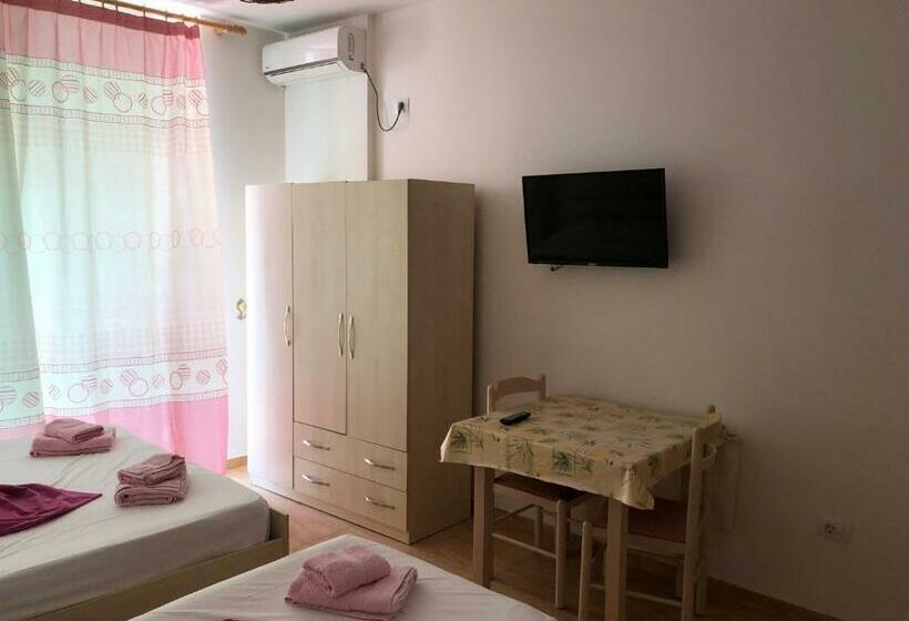 اتاق استاندارد سه تخته با بالکن, Villa Xhelili