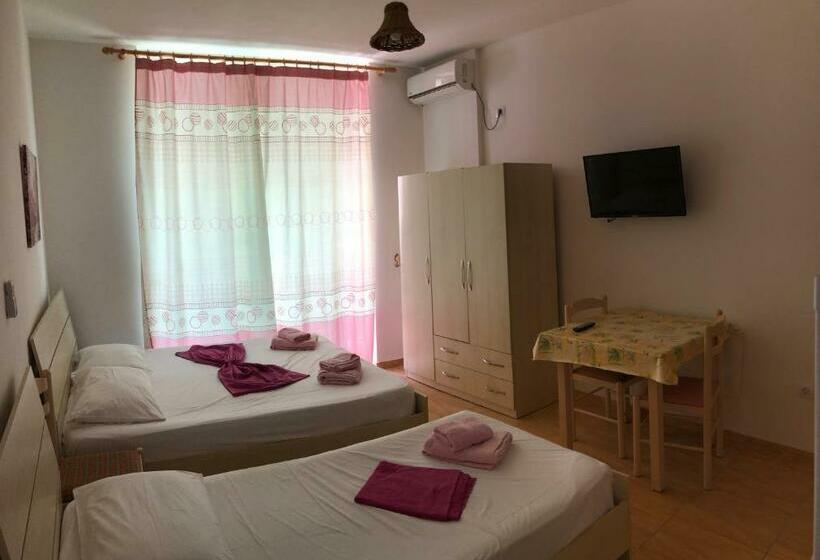 اتاق استاندارد سه تخته با بالکن, Villa Xhelili