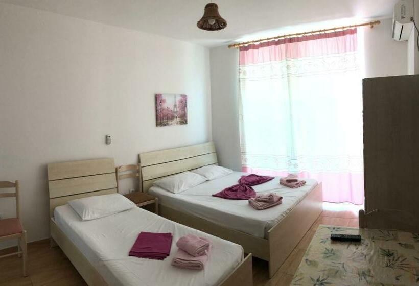 اتاق استاندارد سه تخته با بالکن, Villa Xhelili