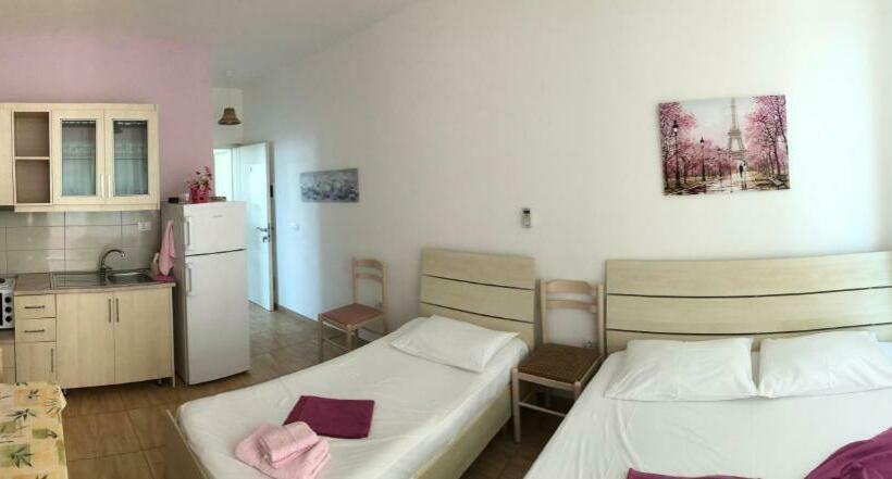 اتاق استاندارد سه تخته با بالکن, Villa Xhelili