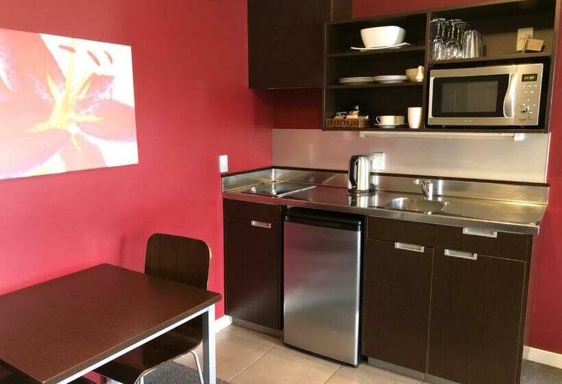 管理人员工作室, Arena Lodge