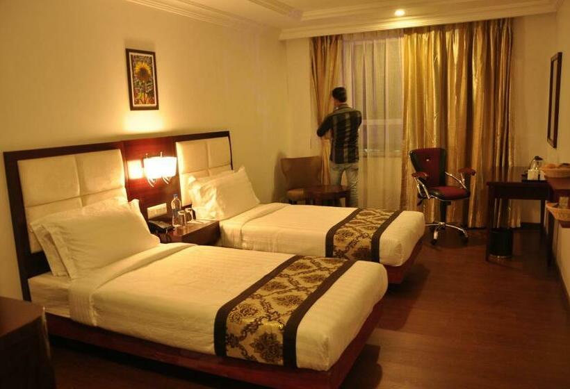 חדר דלוקס, Grand Clarks Inn