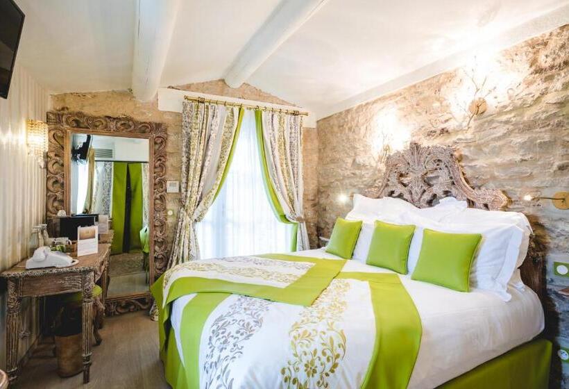 غرفة قياسية, Le Petit Palais D'aglae