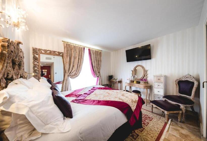 غرفة قياسية, Le Petit Palais D'aglae