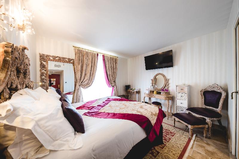 غرفة قياسية, Le Petit Palais D'aglae