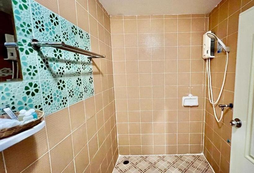 标准三人间, Nan Thara Place