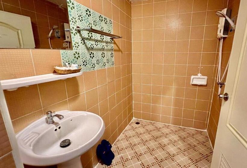 标准三人间, Nan Thara Place