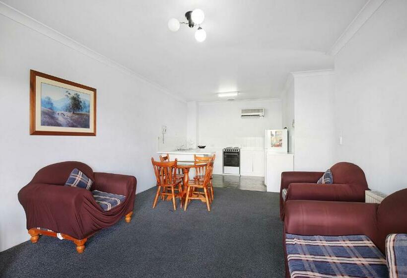 آپارتمان 3 خوابه, New England Motor Inn