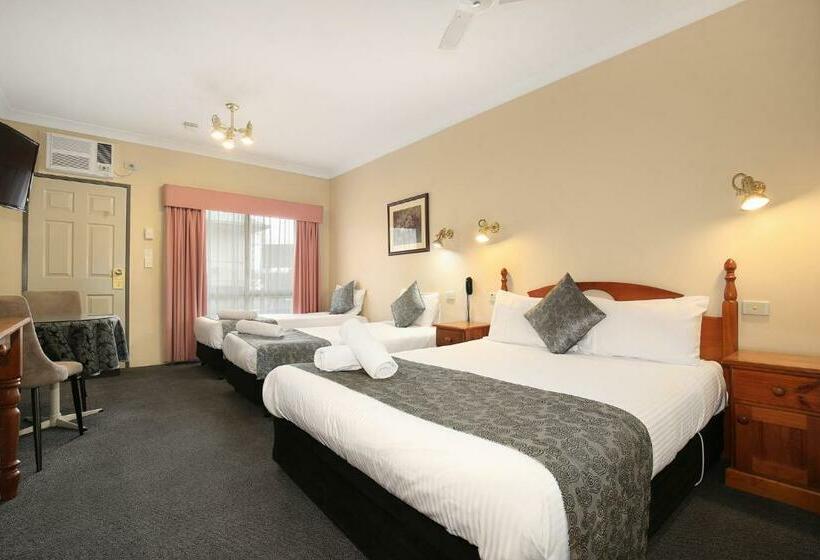 Economy Quadruple Room, New England Motor Inn