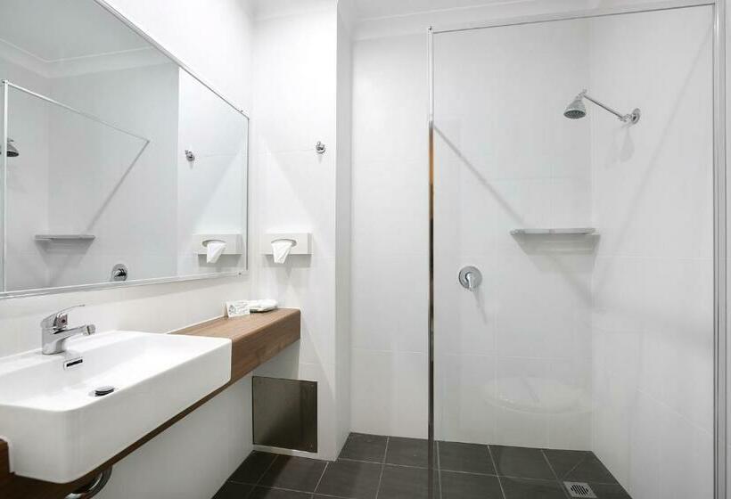 Economy Quadruple Room, New England Motor Inn