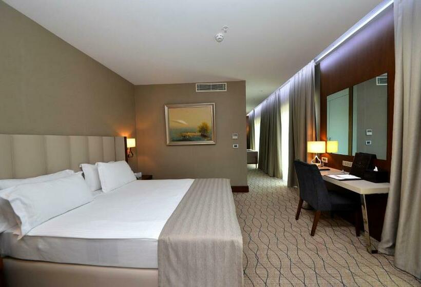 キングサイズベッドのスイートルーム, Ramada By Wyndham Sakarya
