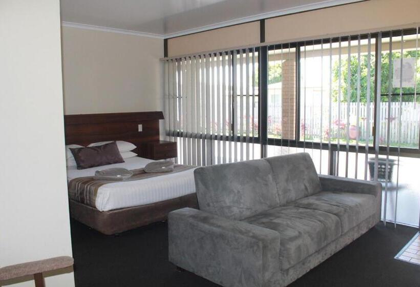 Семейный Номер, Sarina Motor Inn