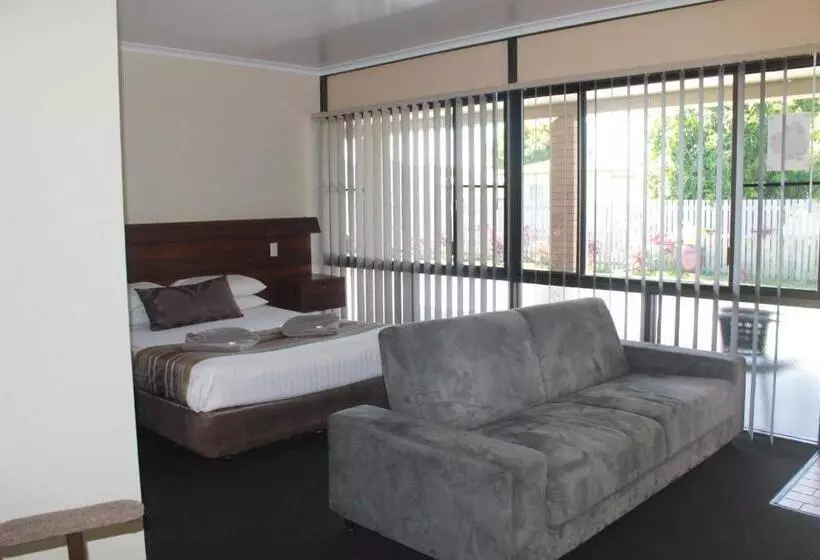 Perhehuone, Sarina Motor Inn