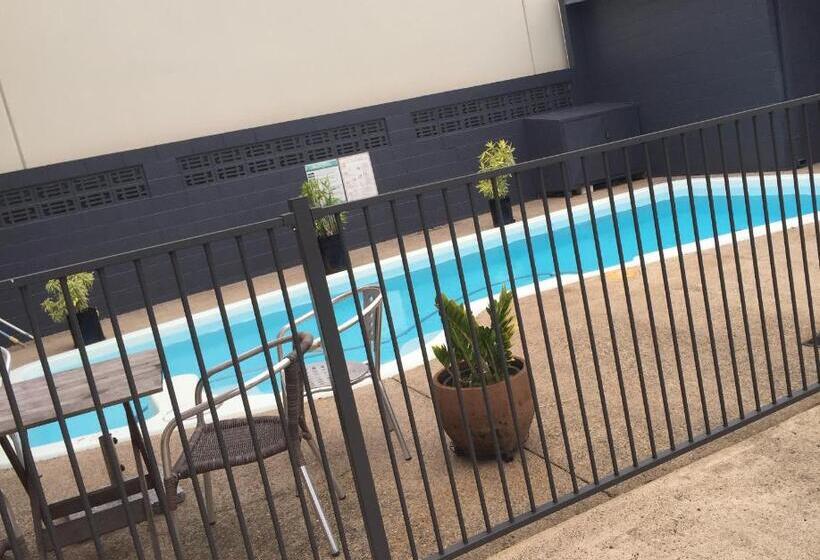 家庭间, Sarina Motor Inn