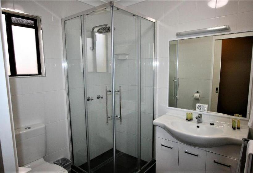 家庭间, Sarina Motor Inn