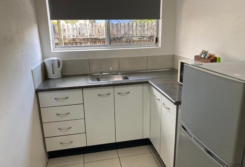 Номер Стандарт Вид на Сад, Tin Can Bay Motel