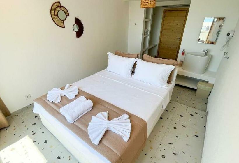 Номер Стандарт Вид на Море, Thanos