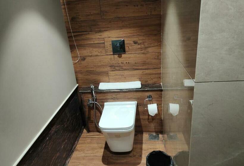 جناح إدارى, Lavish Inn