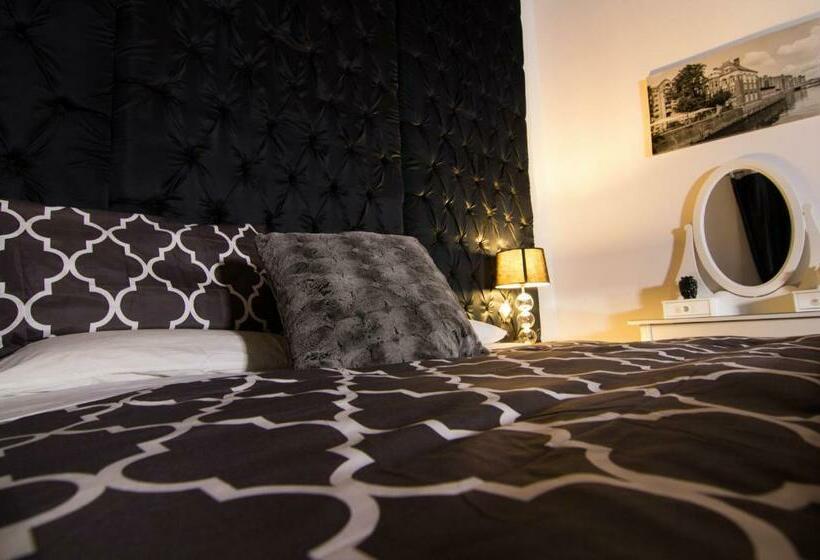 جناح سرير كينج, La Corte Della Regina