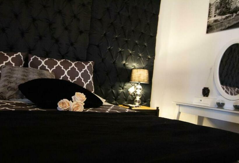 جناح سرير كينج, La Corte Della Regina