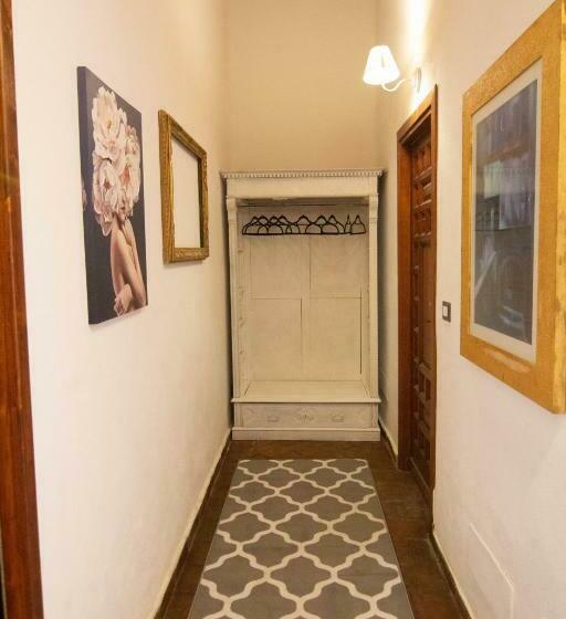 جناح سرير كينج, La Corte Della Regina