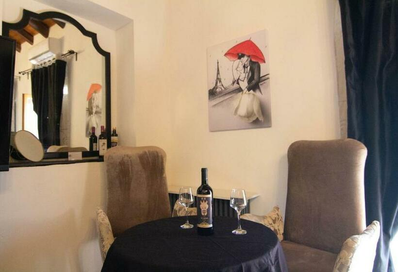 جناح سرير كينج, La Corte Della Regina