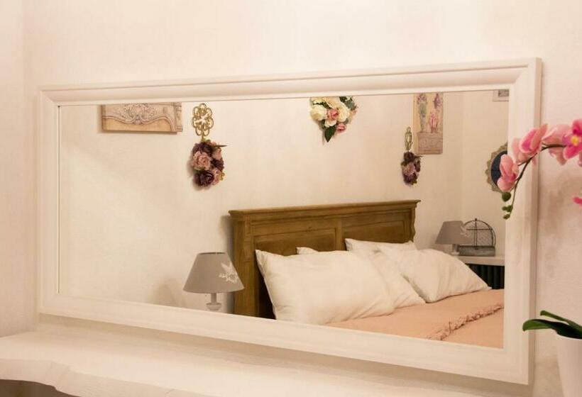 جناح سرير كينج, La Corte Della Regina