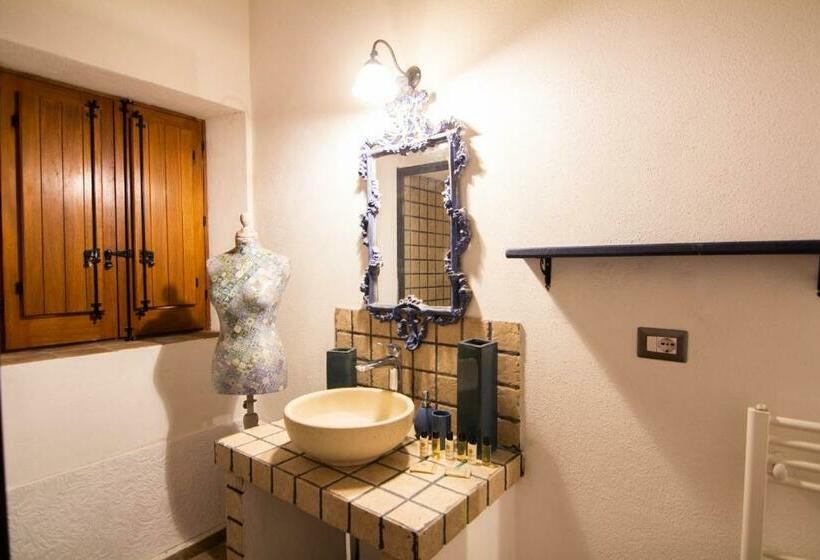 جناح سرير كينج, La Corte Della Regina