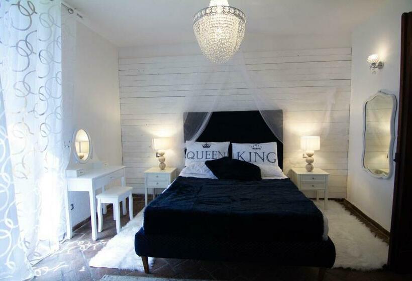 جناح جونيور ديلوكس, La Corte Della Regina