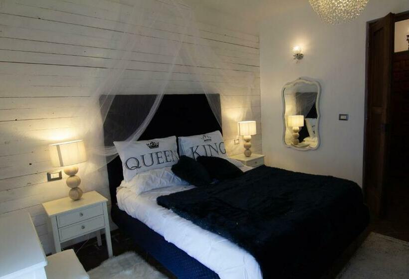 جناح جونيور ديلوكس, La Corte Della Regina