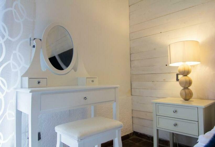 جناح جونيور ديلوكس, La Corte Della Regina