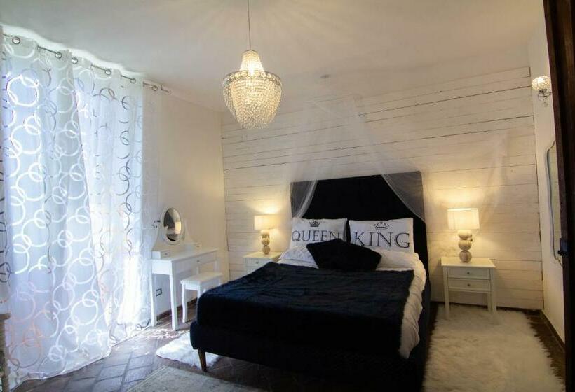 جناح جونيور ديلوكس, La Corte Della Regina