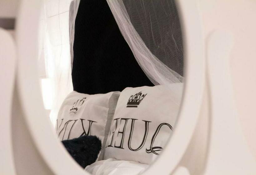 جناح جونيور ديلوكس, La Corte Della Regina