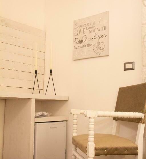 جناح جونيور ديلوكس, La Corte Della Regina