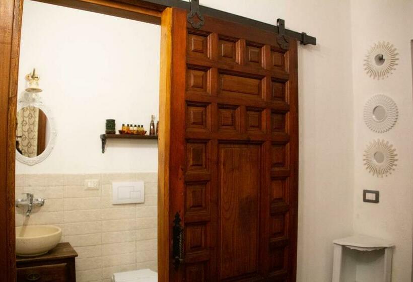 جناح جونيور ديلوكس, La Corte Della Regina