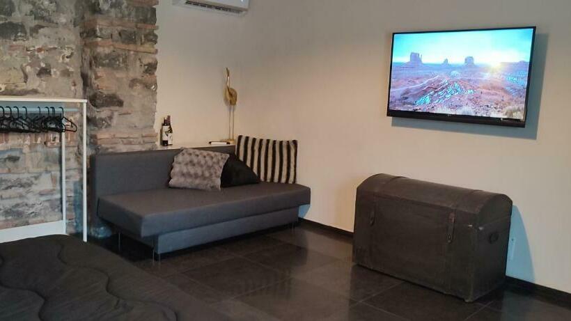 جناح عائلي, La Corte Della Regina