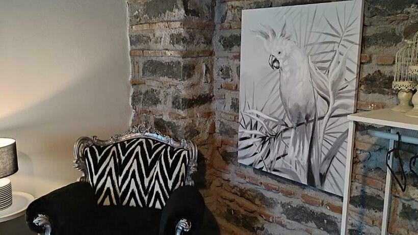 جناح عائلي, La Corte Della Regina