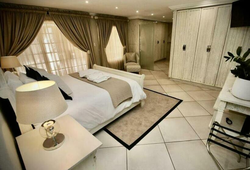 جناح ديلوكس, Decollage Estate