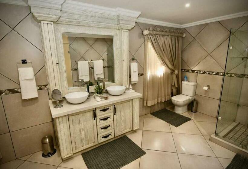 جناح ديلوكس, Decollage Estate