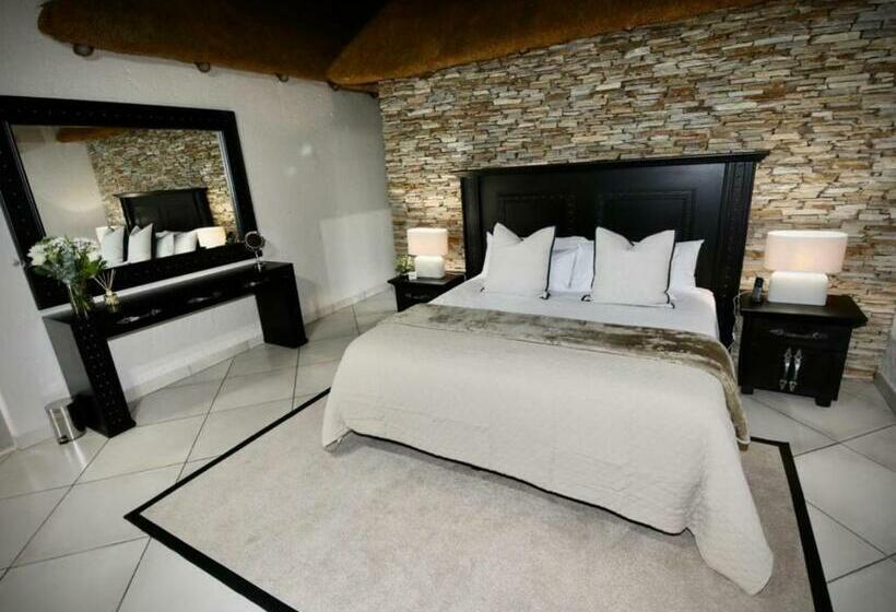 جناح ديلوكس, Decollage Estate