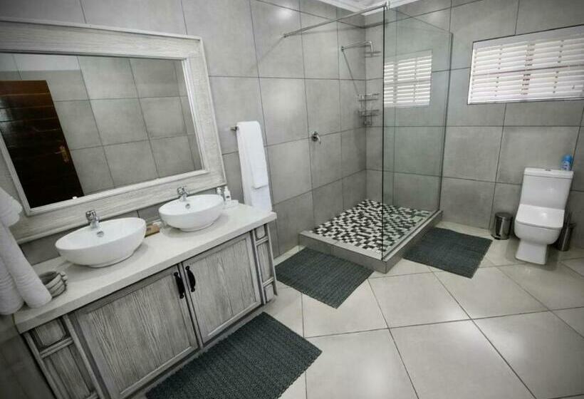 جناح ديلوكس, Decollage Estate