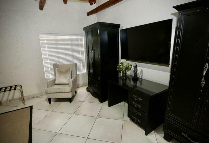 סוויטה דלוקס, Decollage Estate