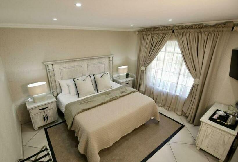 جناح ديلوكس, Decollage Estate