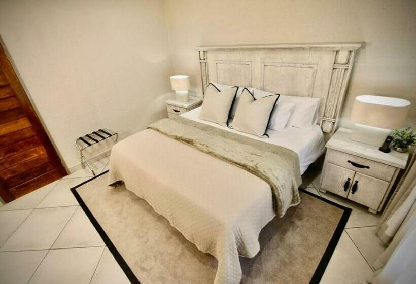 جناح ديلوكس, Decollage Estate