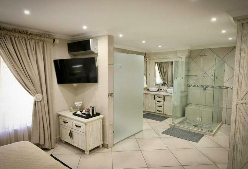 جناح ديلوكس, Decollage Estate