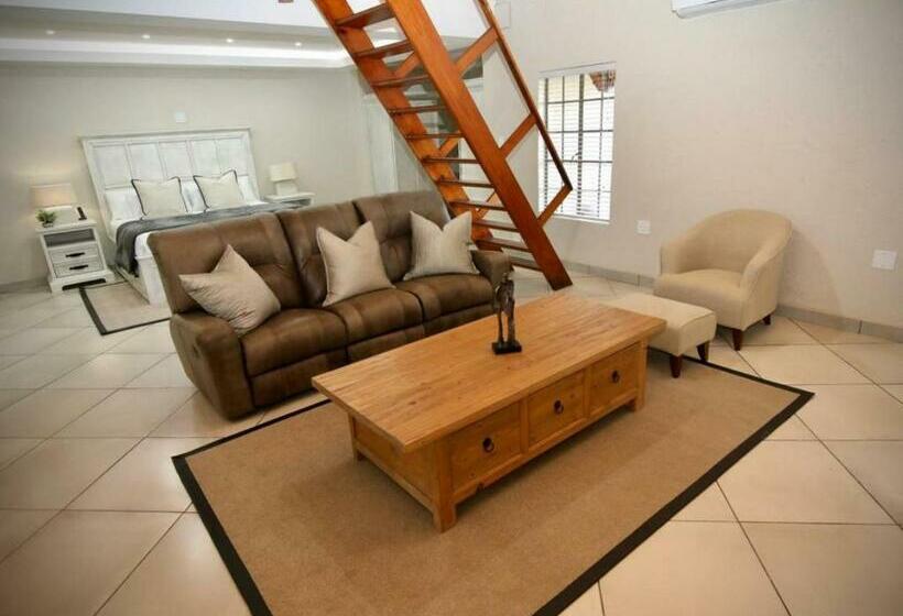 סוויטה משפחתית, Decollage Estate